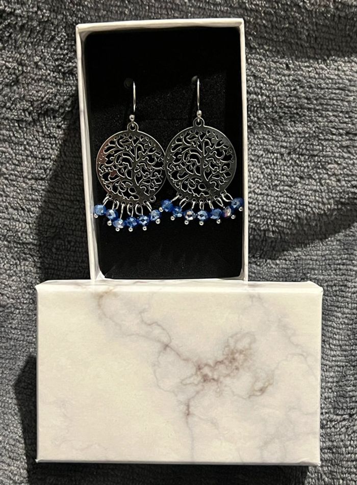 Boucles d’oreilles pendantes arbre de vie argentée avec perle bleu dans sa boîte cadeau - photo numéro 4