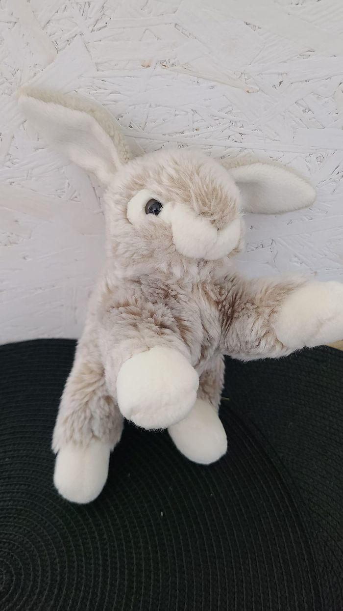 doudou lapin couché
