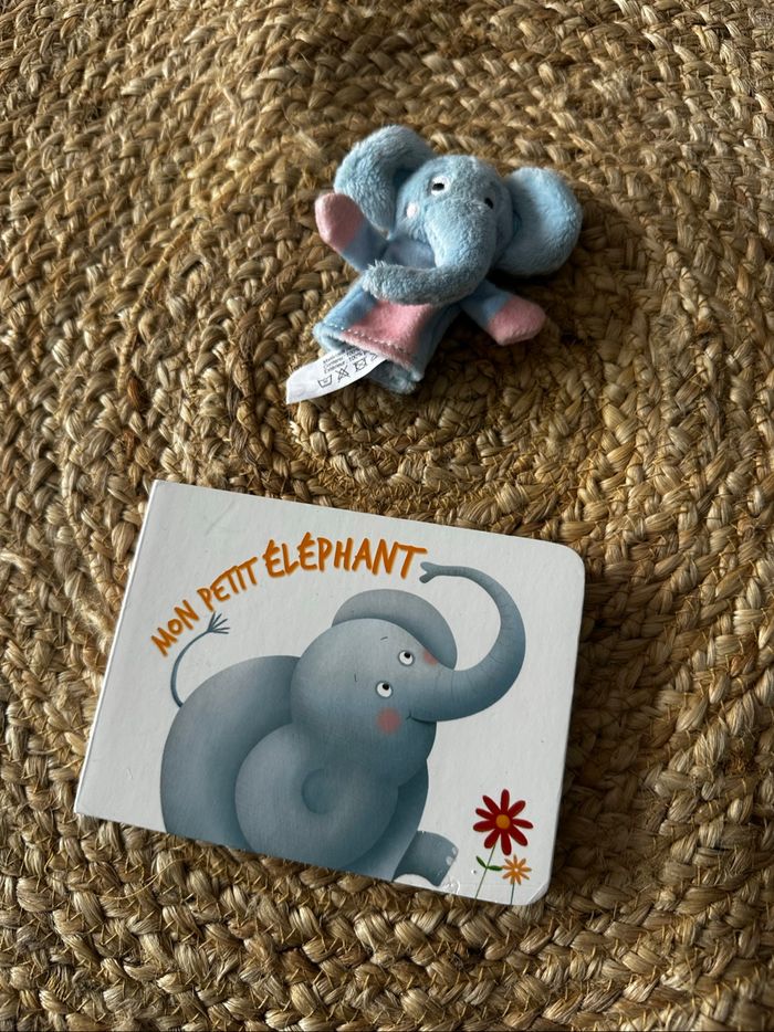 Livre et marionnette bébé