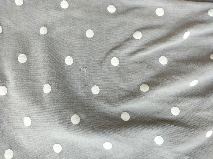 T-shirt gris clair avec pois blancs - photo numéro 2