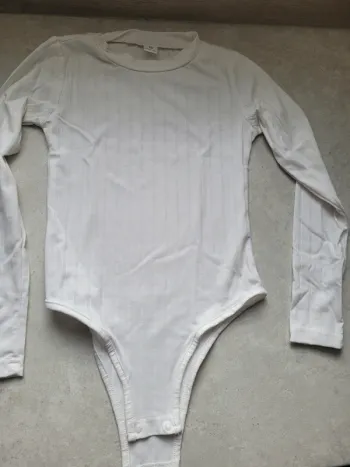Body blanc 9 ans neuf sans etiquette