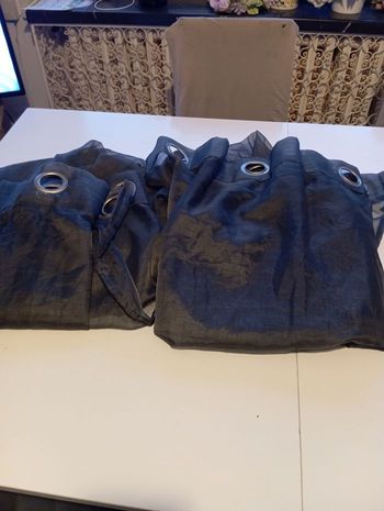 Une paire de rideaux de 240 par 140