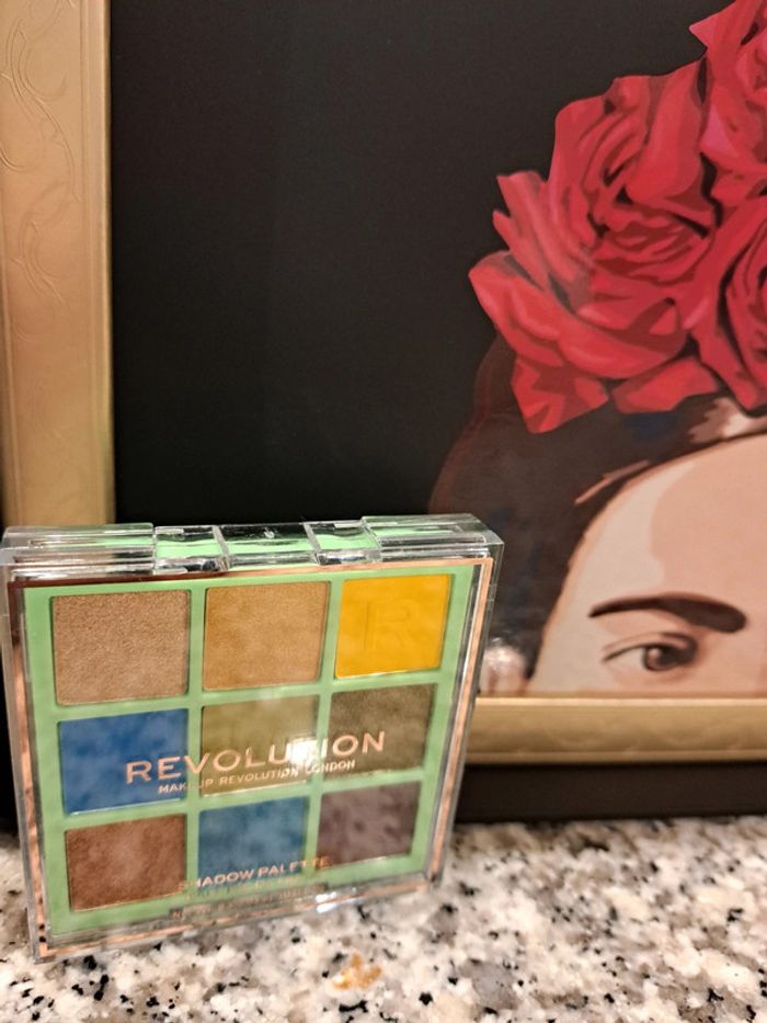 Revolution : palette safari green