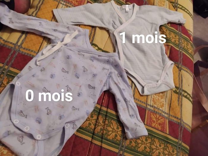 Il y a robe de 1 mois un pantalon de 3 mois et un de 1 mois et des body de 1 mois et 0 mois et un manteau de 1 mois - photo numéro 8