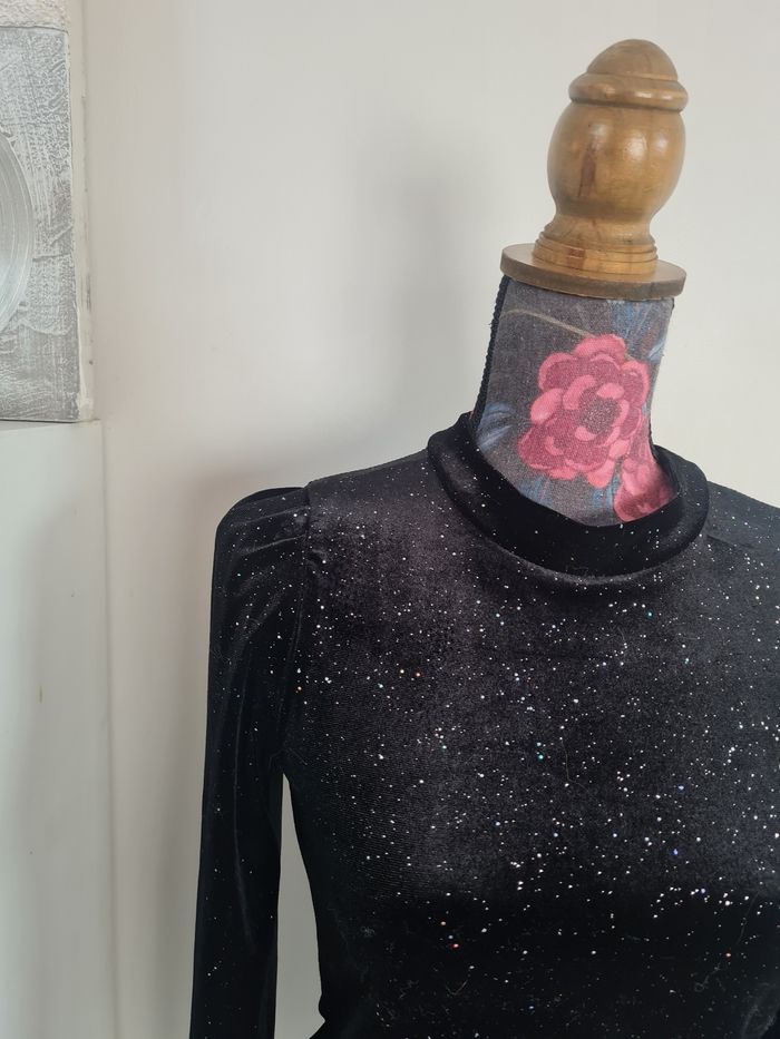 Joli haut noir velours pailleté - photo numéro 4