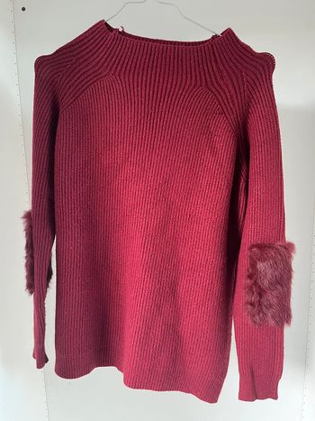 Pull bordeaux avec fausse fourrure sur les coudes