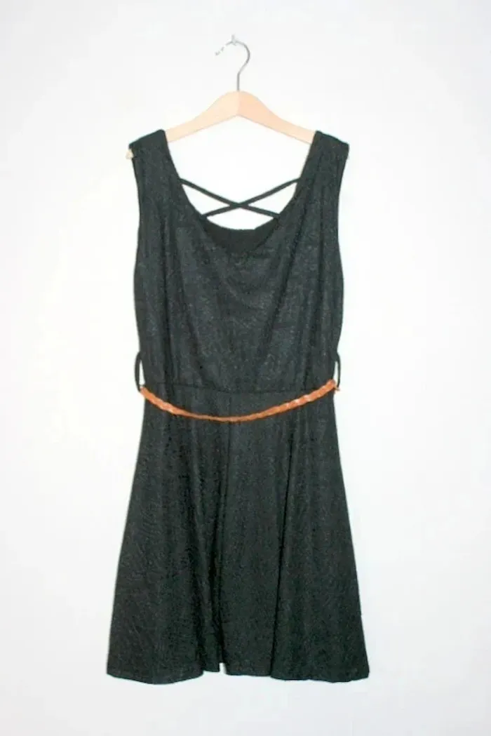 Jolie robe noire et sa ceinture 14 ans voire XS - photo numéro 3