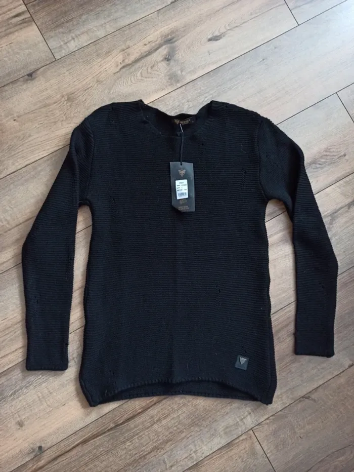 Pull homme avec trou noir manches longues L