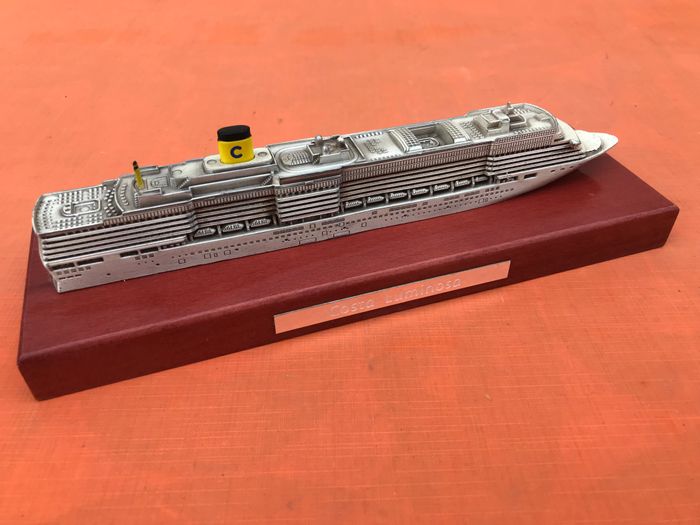 Bateau de Croisière Costa Luminosa Métal argenté patiné Socle en bois finition acajou. - photo numéro 3