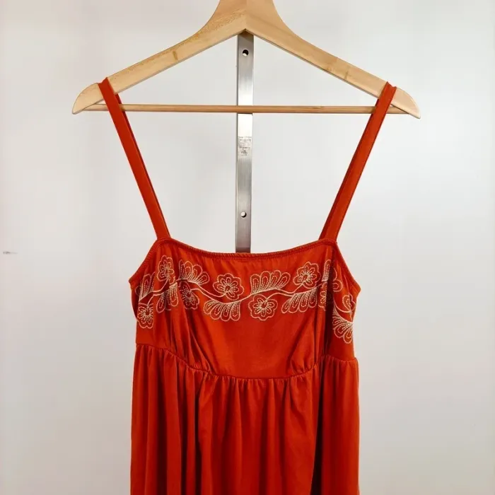 Robe longue rouille à fines bretelles et broderies florales sur le buste – taille 38 A859 - photo numéro 2