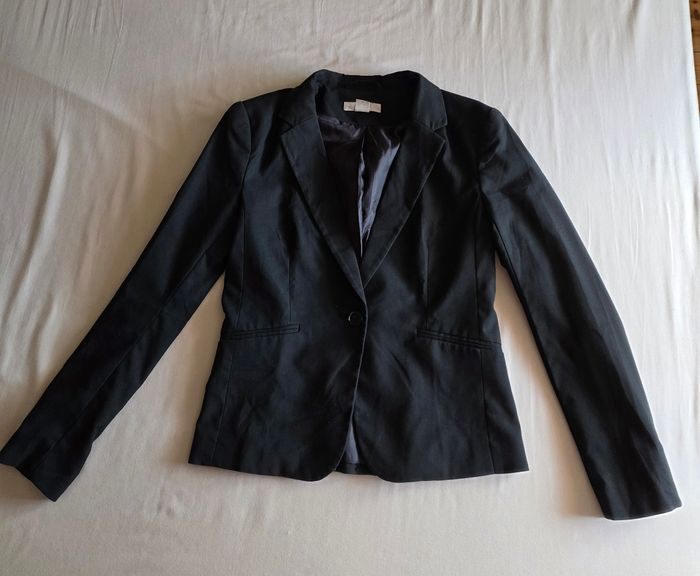 H&M Blazer Noir Cintré Viscose Polyester Professionnel Chic Taille 38 Très bon état - photo numéro 2