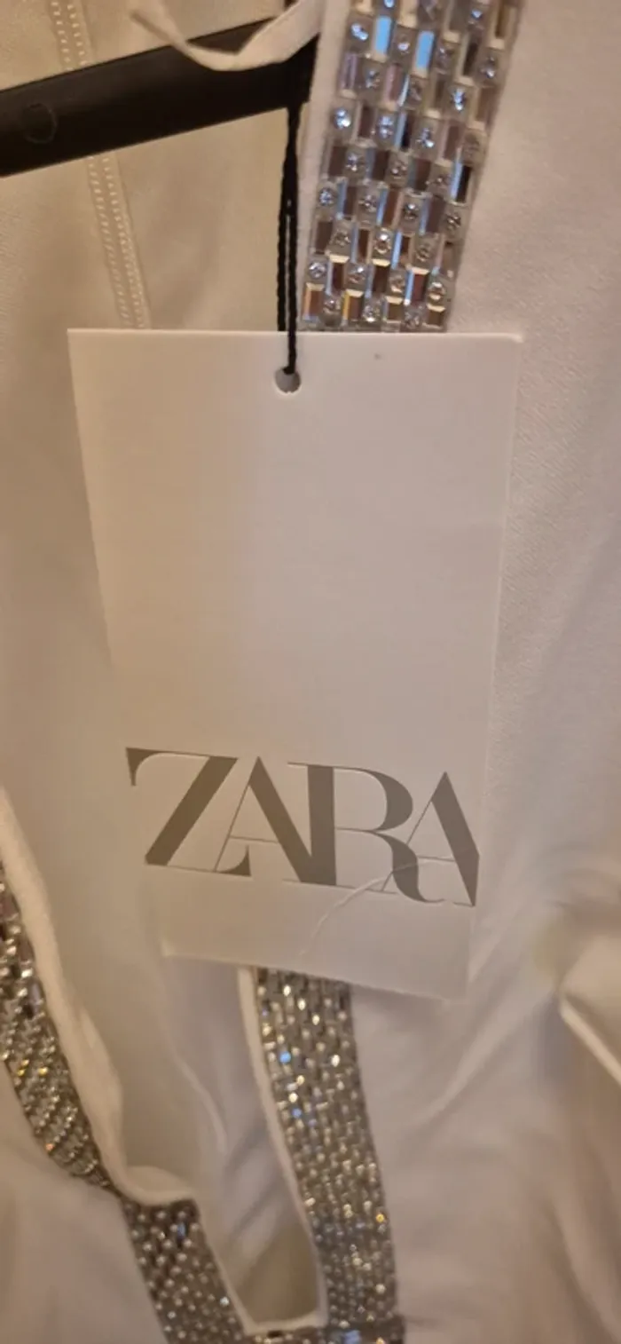 Body blanc decolleté profond bijoux Zara T S neuf - photo numéro 5