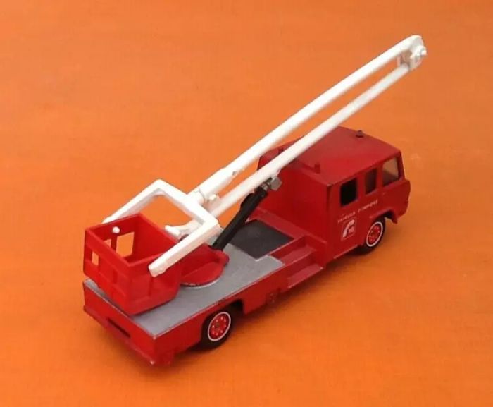 Voiture miniature Pompier Camion Berliet 770 Camiva Mars 1973 - photo numéro 4