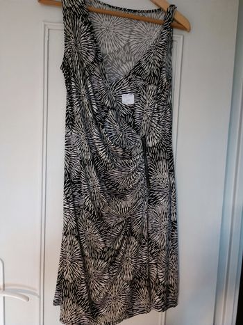 Robe taille 40 noure et blanche