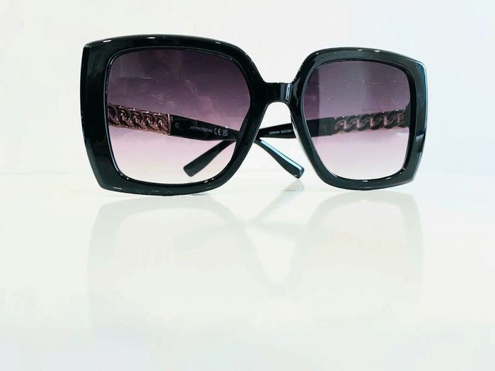 Lunette de soleil femme rectangulaire noire bras en chaîne dorée verres dégradés uvprotection cat 3 - photo numéro 2