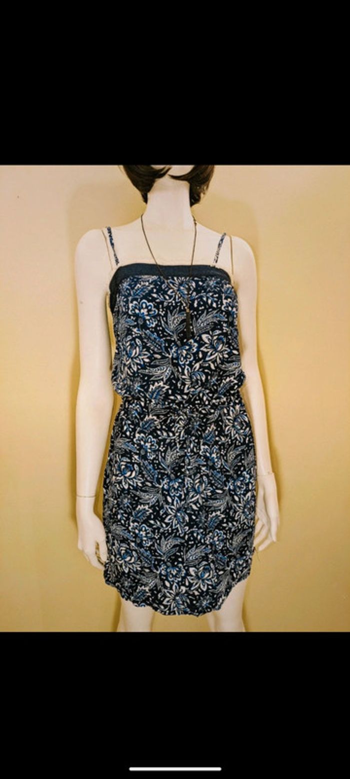 Belle robe bleu blanche motif légère