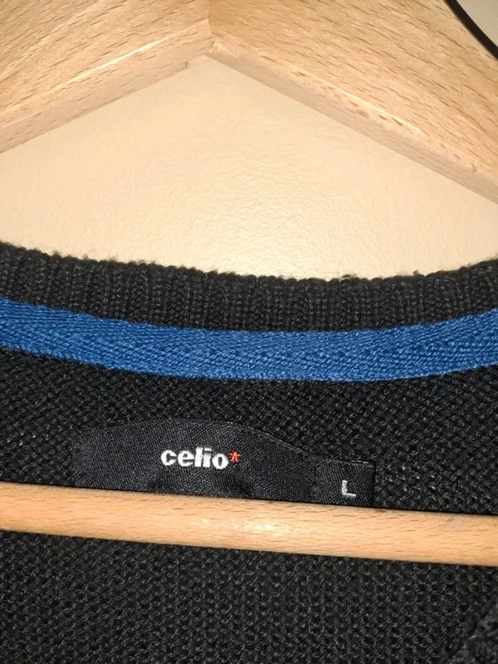 Pull homme noir celio L super état sans défaut photos avec et sans flash - photo numéro 3