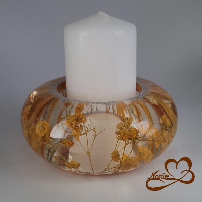Photophore en resine transparent avec des fleurs séchées orangées - photo numéro 2