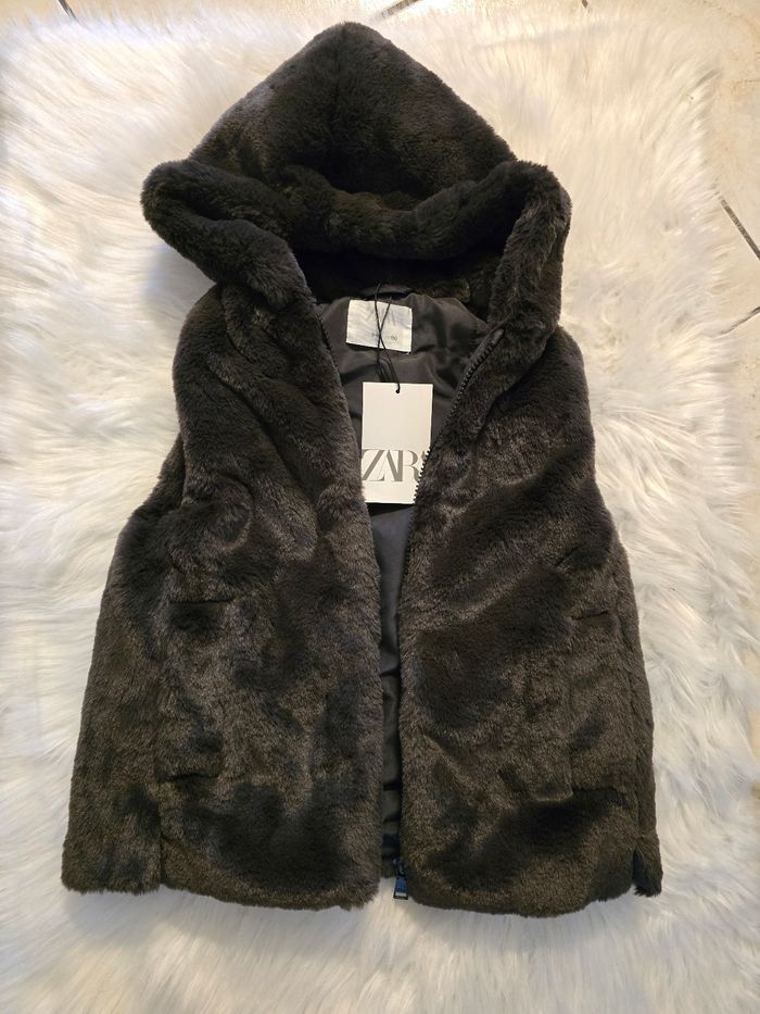 NEUVE( NON PORTÉE)🏷 🤩😍👌👌👌💜💜💜 superbe veste sans manche ans capuche  9 ans fille💜💜(ferme)