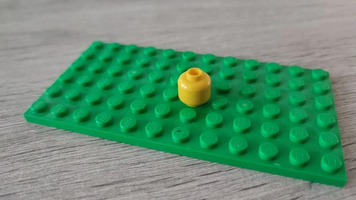 Figurine tête masculine sourcils noirs froncés pièce détachée Lego #C06 - photo numéro 2