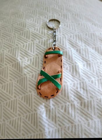 Porte-clés sandales en cuir