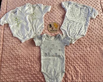 Lot de 4 bodies manches courtes taille 3 mois