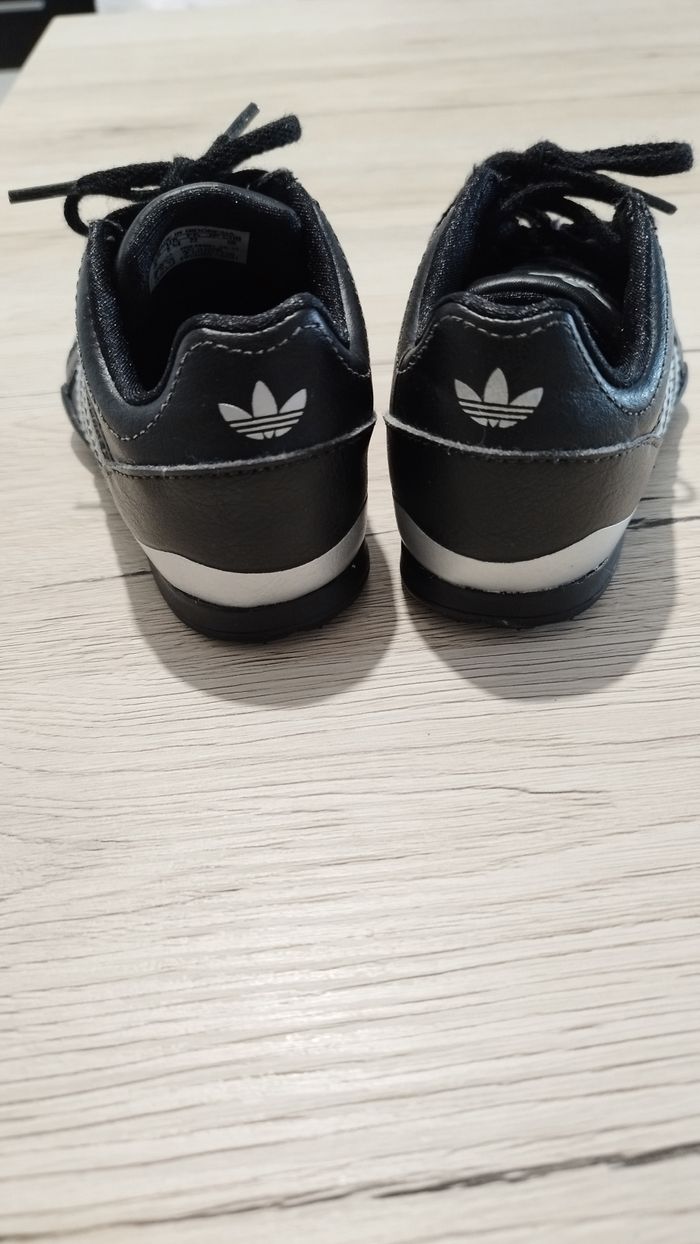 Basket Adidas, pointure 22 - photo numéro 6