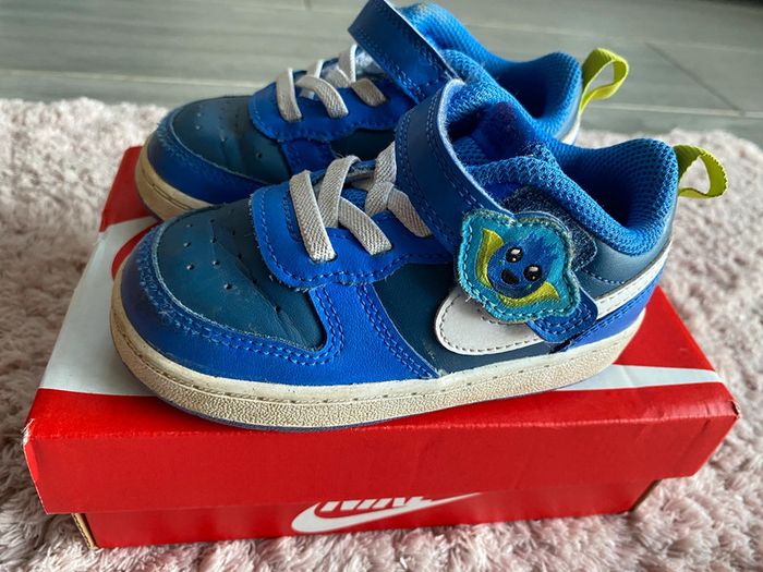 Baskets Nike taille 23,5 - photo numéro 2