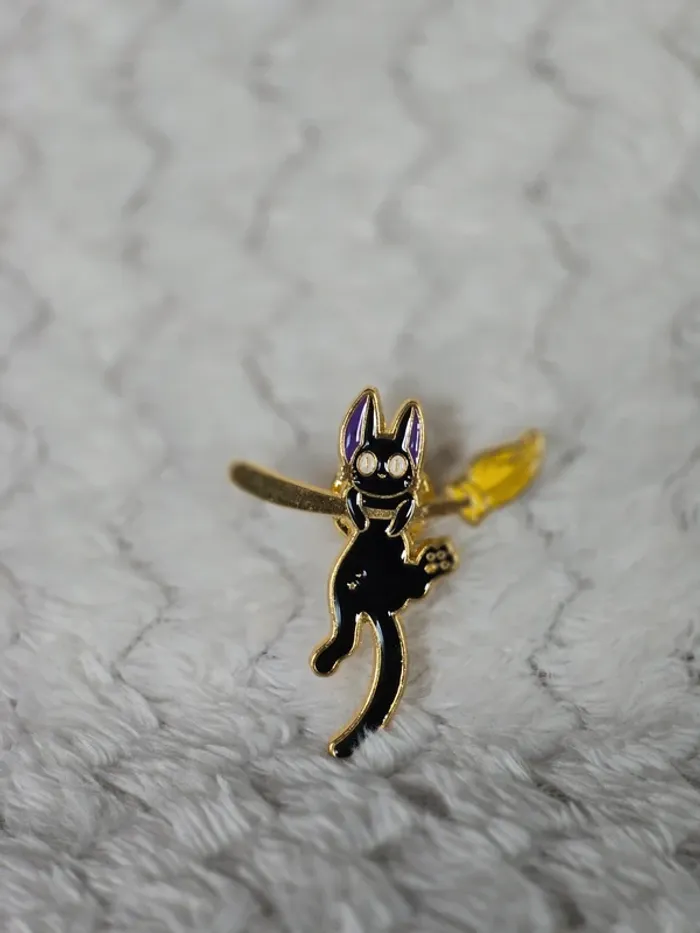 Pin's Jiji sur balai style Ghibli