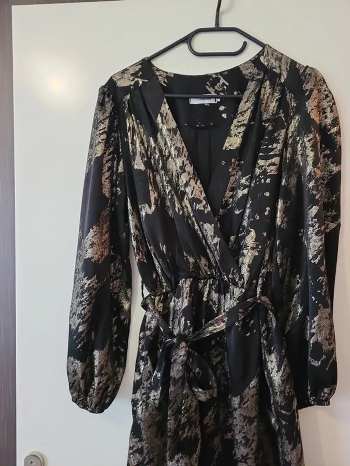 Robe noire et dorée - photo numéro 4