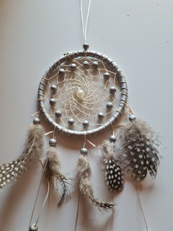 Attrape rêve. Longueur 35 cm. Diamètre 11 cm. Blanc gris.