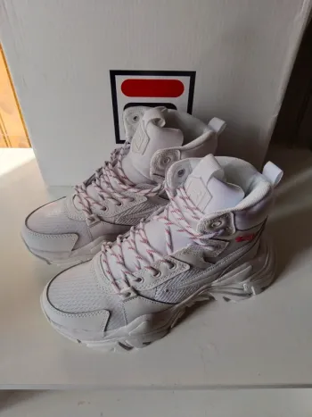 Sublimes baskets sneakers femme marque Fila pointure 38