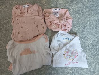 Lot bodies bébé 1 mois 