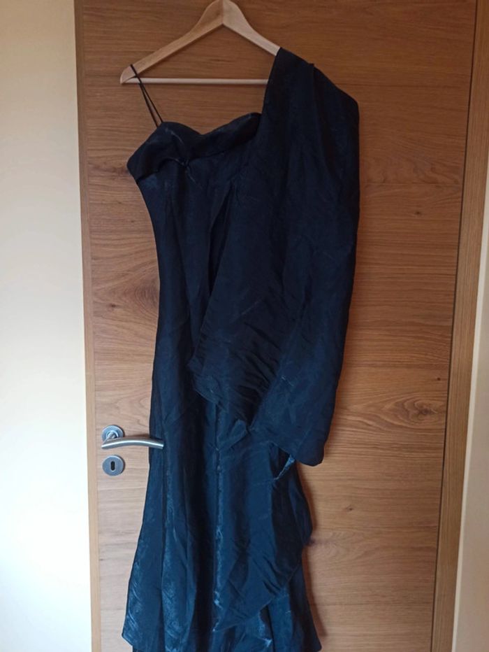 Robe de soirée avec son étole noire - photo numéro 9