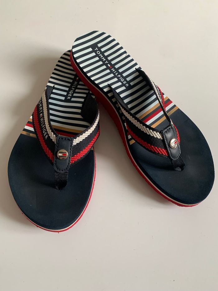Jolies tongs Tommy Hilfiger taille 37