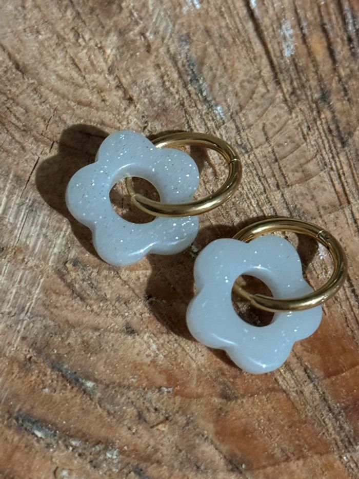 Boucles d’oreilles petites créoles acier inoxydable or fleur résine écrue mile Mila - photo numéro 2