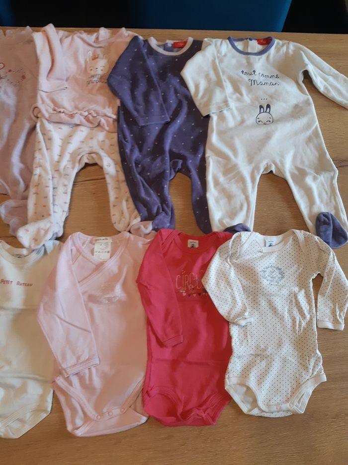 Lot pyjamas et bodies 9 mois - photo numéro 3