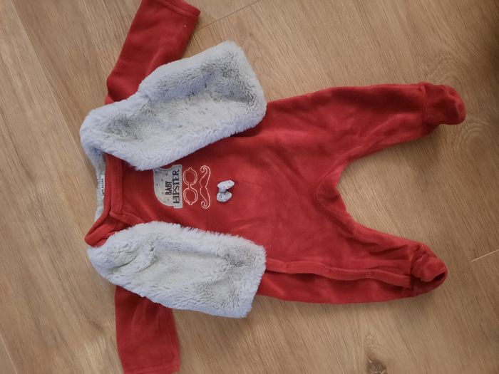 Pyjama/ grenouillère garçon velours rouge "Baby hipster" TAO 1 mois - photo numéro 2