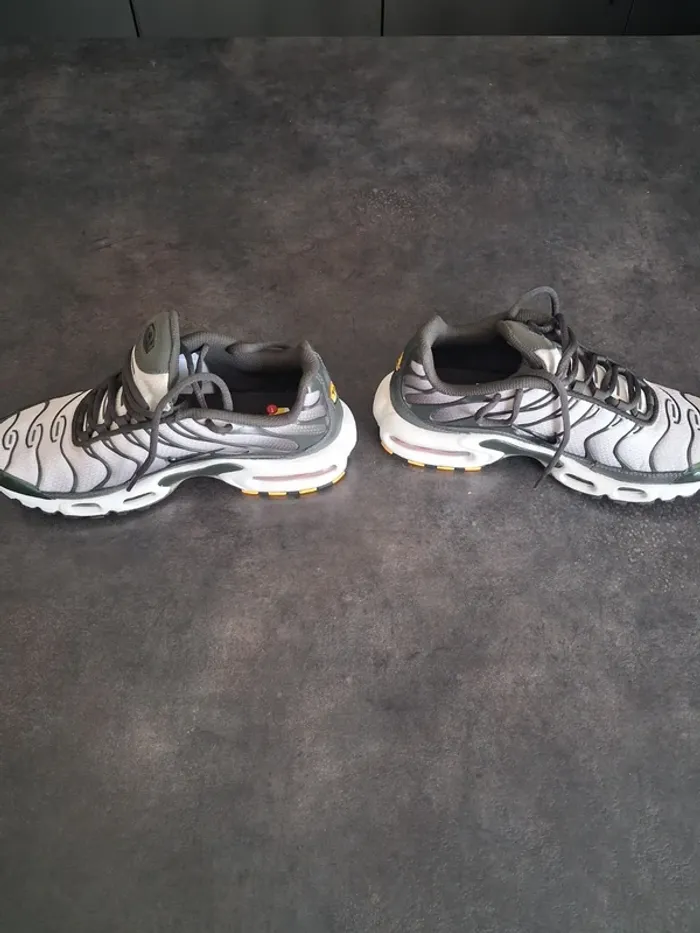 Nike Air Max Plus TN – Requin – Cargo Kaki / Khaki – Vert – Noir – Blanc – 38.5 – Neuf - photo numéro 2