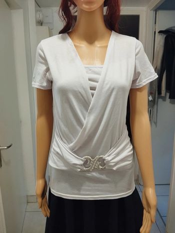 Tee-shirt avec broche