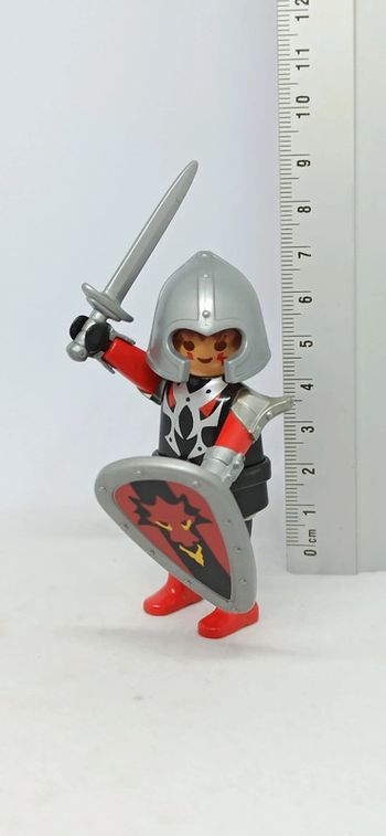 Homme chevalier avec éclairs sur les joues et bouclier motif lion playmobil