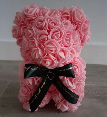 Ourson en pétales de rose