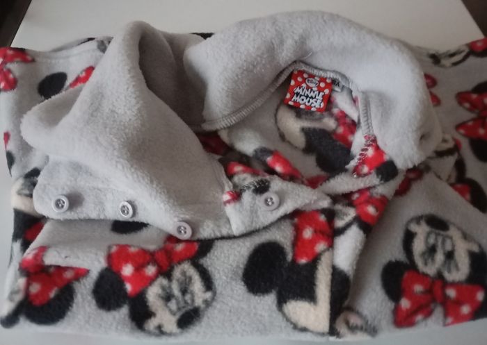 Cape châle . 6 ans . Polyester . Disney Minnie Mouse. Gris clair rouge noir blanc. État neuf . - photo numéro 7