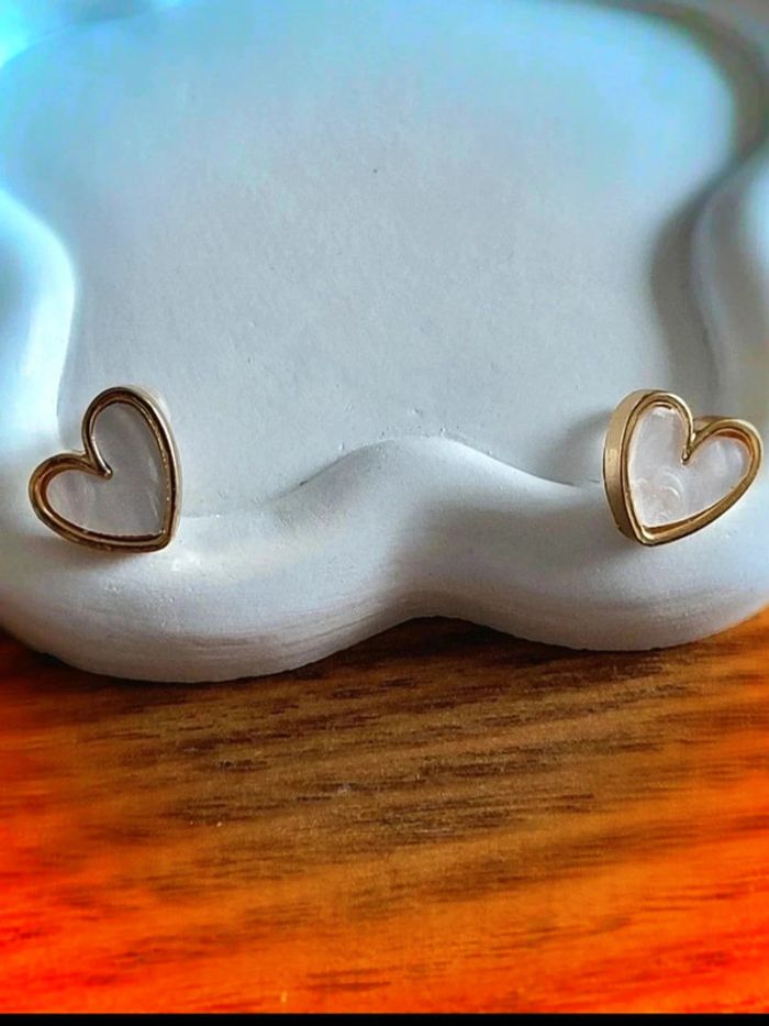 Boucles d’oreilles blanc et dorées cœur ajouré – clous fins minimalistes – bijou fantaisie chic - photo numéro 2