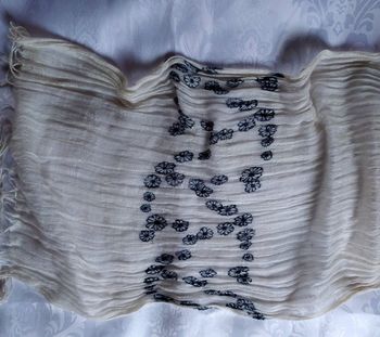 Foulard fleuri crème et noir