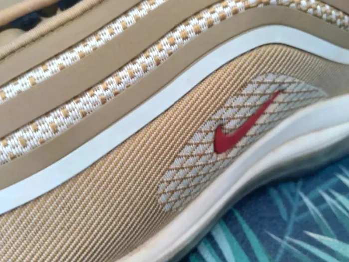 Chaussures baskets Nike Air Max doré et blanc pointure 41 - photo numéro 4