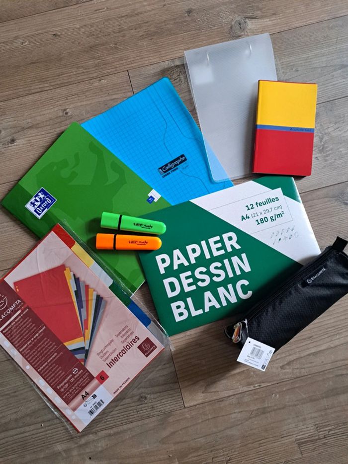 Ensemble de fournitures scolaires. Neuf.