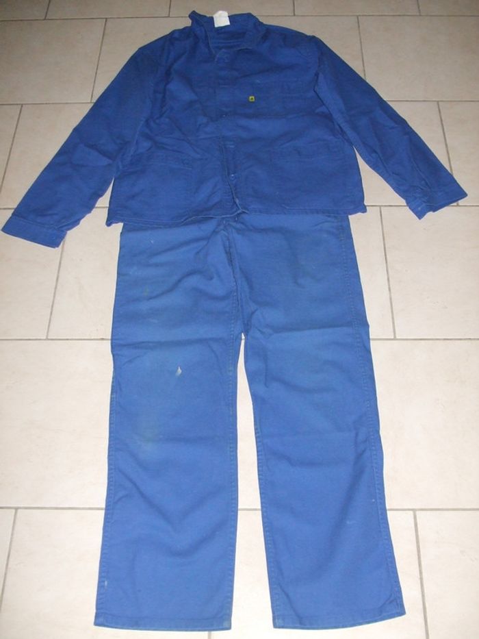 pantalon bleu et veste