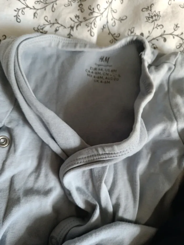 2 bodies bleus croisés H&M manches courtes 68 cm - photo numéro 3