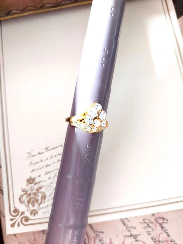 Bague taille 63 neuve doré et pierres blanches - photo numéro 6